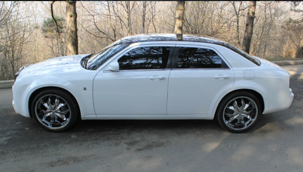 Аренда авто для торжеств Chrysler 300C тюнинг под Rolls-Royce - 
